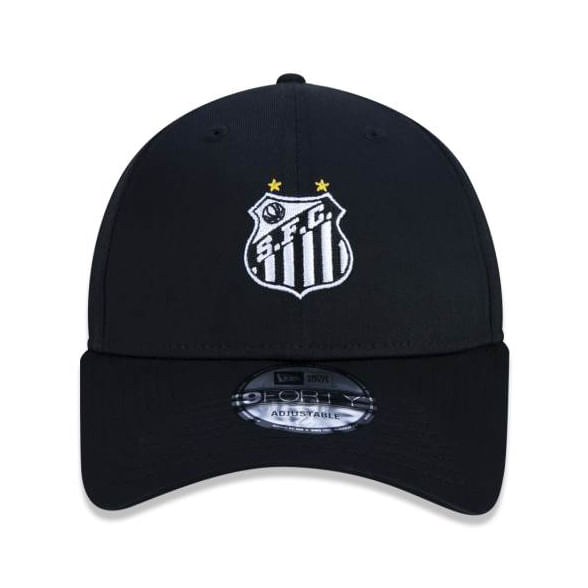 Boné preto esportivo New Era com logo do Santos Futebol Clube bordado na frente, aba curva e tecido de poliéster.
